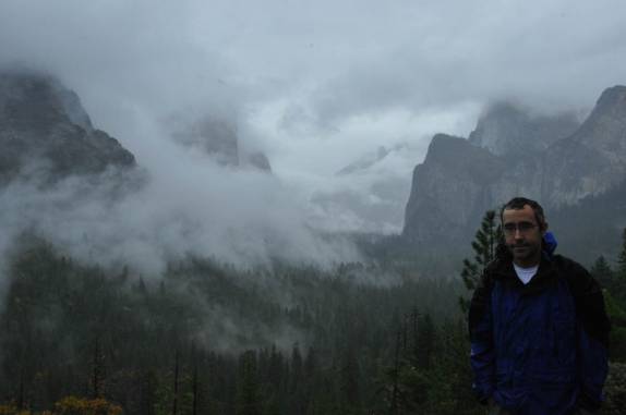 Meio desanimado com as nuvens sobre a grandiosa paisagem do Yosemite National Park, na Califórnia, nos Estados Unidos